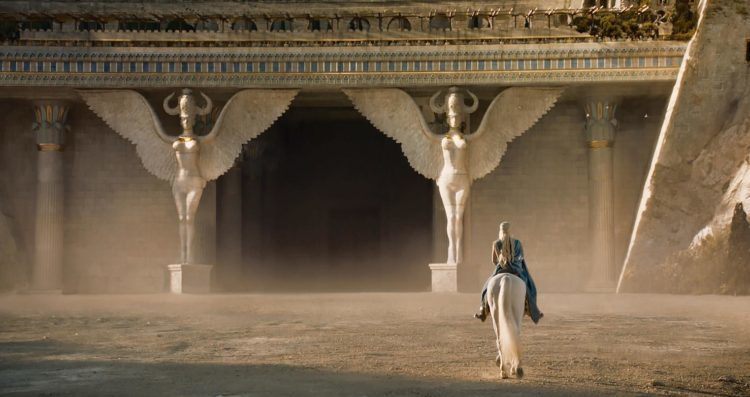 Daenerys Targaryen vor den Toren von Meereen in Game of Thrones - Staffel 4