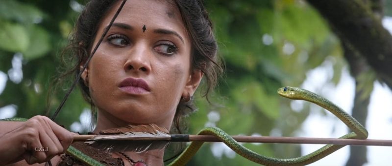 Avanthika (Tamannaah Bhatia) schießt einen Pfeil in Bahubali: The Beginning