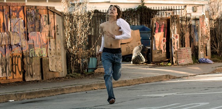 Frank Dillane rennt davon als Nick Clark in Fear the Walking Dead - Staffel 1