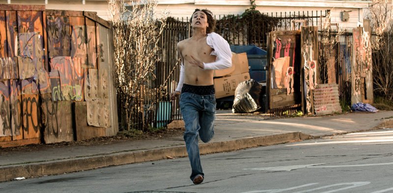 Frank Dillane rennt davon als Nick Clark in Fear The Walking Dead - Staffel 1