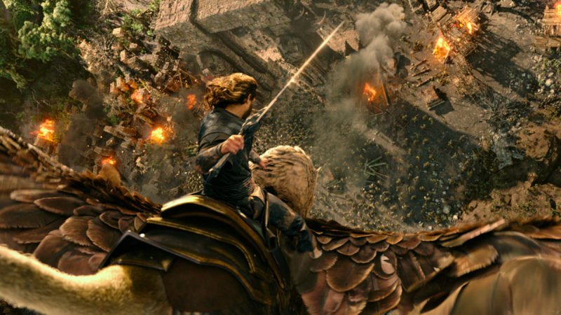 Anduin Lothar (Travis Fimmel) fliegt mit seinem Adler in Warcraft: The Beginning in die Schlacht