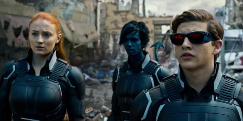 Jean (Sophie Turner) Nightcrawler (Kodi Smit-McPhee) und Cyclops (Tye Sheridan) befinden sich auf einem Schlachtfeld in X-Men: Apocalypse