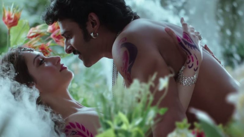 Eine Liebeszene aus Bahubali: The Beginning mit Sivudu (Prabhas) und Avanthika (Tamannaah Bhatia)