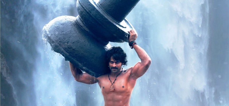 Prabhas als Sivudu hebt einen Brunnen in Bahubali: The Beginning