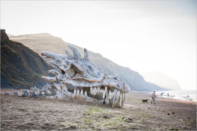 Drachenschädel an einem Strand für eine Werbkampagne für Game of Thrones Staffel 3