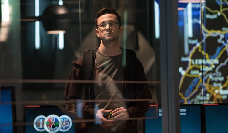 Joseph Gordon Levitt als Edward Snowden schaut nachdenklich drein
