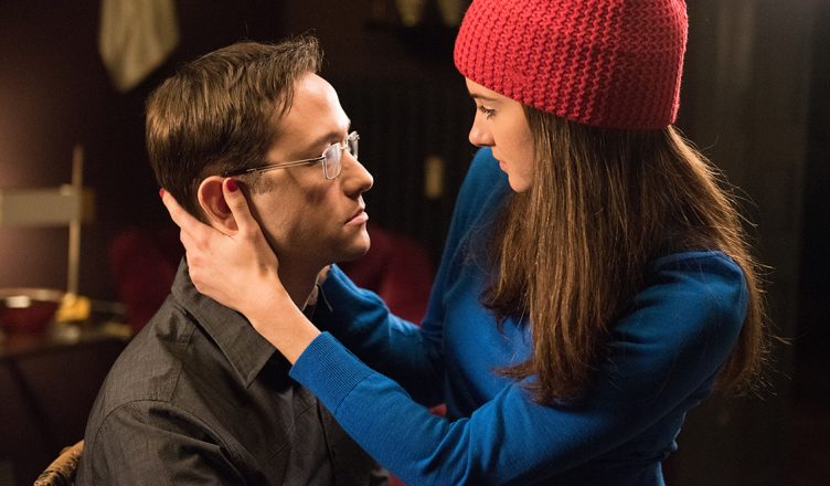 Shailene Woodley und Joseph Gordon Levitt in Snowden Arm in Arm