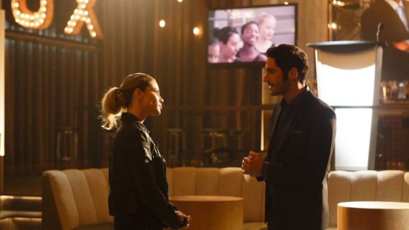 Das ungleiche Team: Lucifer und Detective Chloe Decker (Lauren German) beim diskutieren.