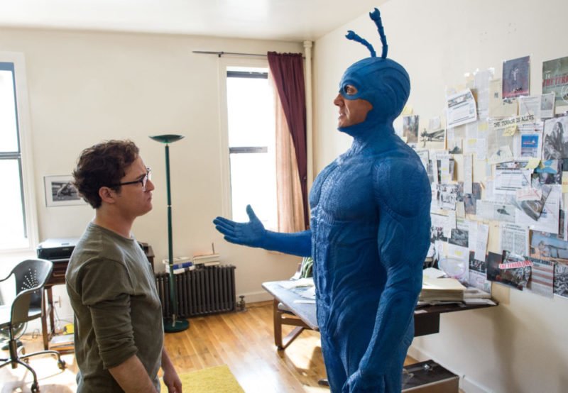 Arthur Everest (Griffin Newman) und The Tick (Peter Serafinowicz) treffen in The Tick aufeinander.