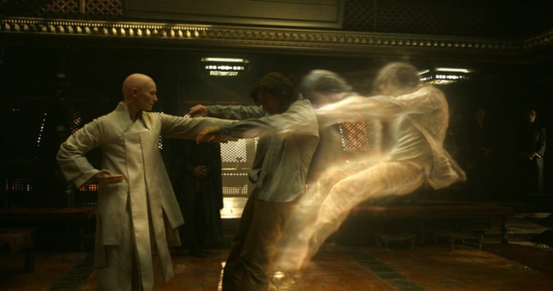 Die Älteste (Tilda Swinton) schlägt Doctor Strange den Geist raus.