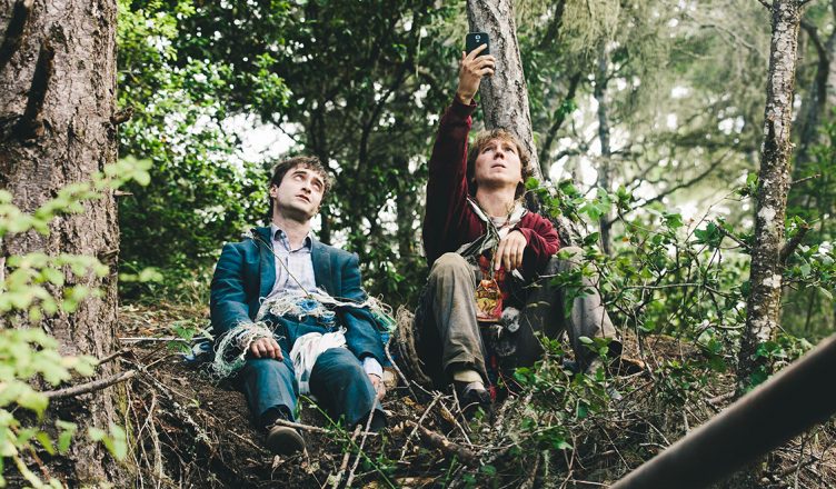 Paul Dao und Daniel Radcliffe suchen als Hank und Manny in Swiss Army Man im Wald und suchen Handyempfang