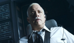 Tom Hanks sitzt als Pilot Sully im Cockpit seines Flugzeuges und starrt entsetzt nach vorne