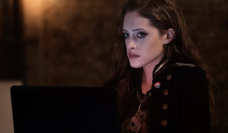 Darlene (Carly Chaikin) blickt besorgt drein.