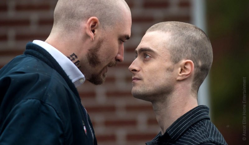 Daniel Radcliffe als Nate Foster wird von einem Neonazi eingeschüchtert