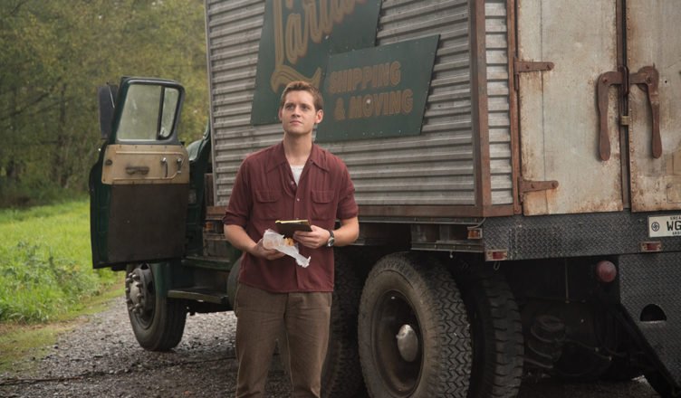 Joe Blake steht vor einem Lastwagen in der Serie The Man in the High Castle - Staffel 1
