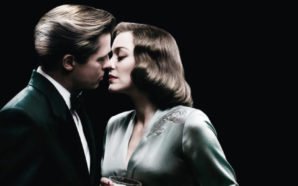 Marion Cottillard und Brad Pitt stehen in Abengarderobe vor einem schwarzen Hintergrund - ihre Gesichter berühren sich liebevoll