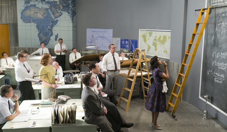 Das Team der NASA-Forscher begutachtet die Berechnungen von Katherine Johnson in Hidden Figures – Unerkannte Heldinnen