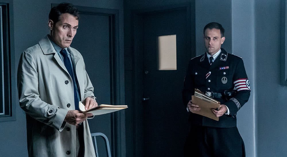 Rufus Sewell als John Smith in einem Verhörraum in The Man in the High Castle Staffel 2