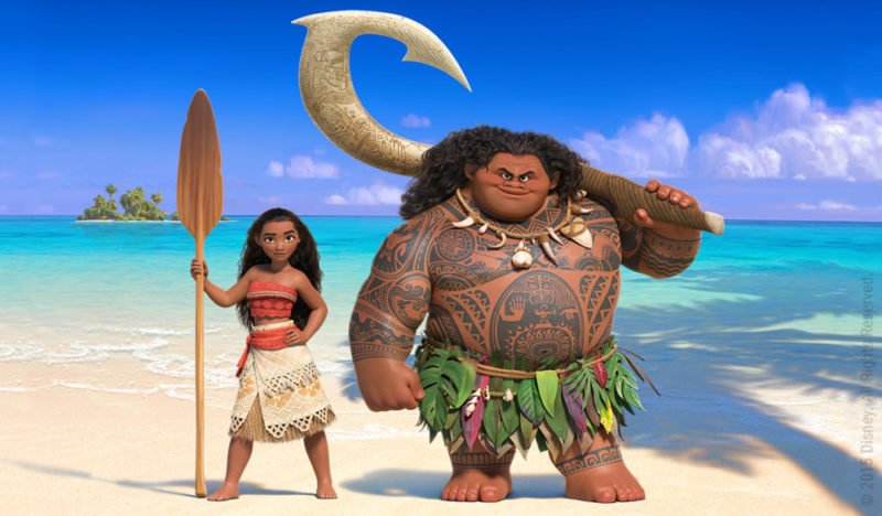 Titelbild zur Film Kritik am Disney Film Vaiana mit Vaiana und Maui am Strand