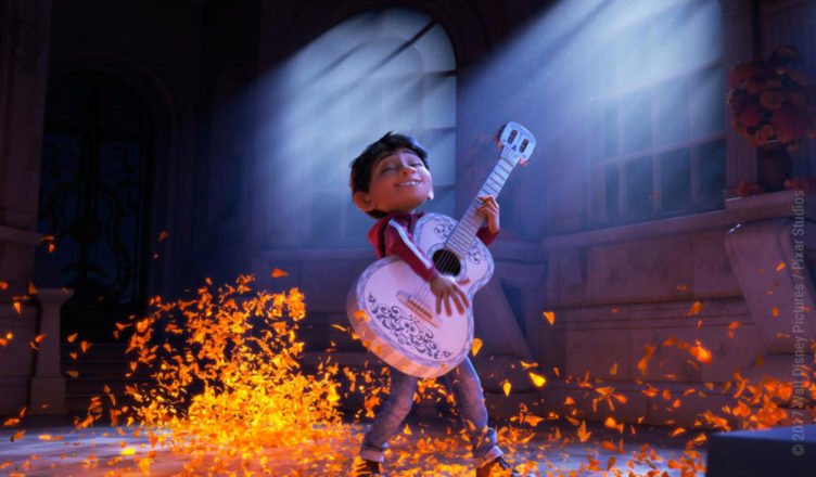 Die Hauptfigur Coco freut sich über seine Gitarre und umarmt sie glücklich