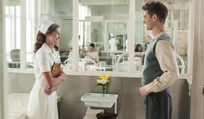 Desmond Doss (Andrew Garfield) und die Krankenschwester Dorothy Schutte (Teresa Palmer) stehen sich im Krankenhaus gegenüber
