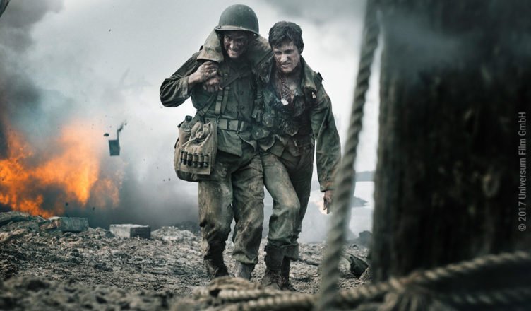 Desmond Doss stützt einen verletzten Kameraden und rettet ihn vom Schlachfeld