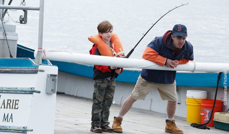 Der Junge Patrick und Lee angeln auf dem Fischerboot von Patricks Vater Joe in Manchester by the Sea