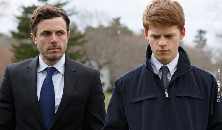 Lucas Hedges und Casey Affleck stehen als Lee und Patrick betroffen am Grab von Joe in Manchester by the Sea