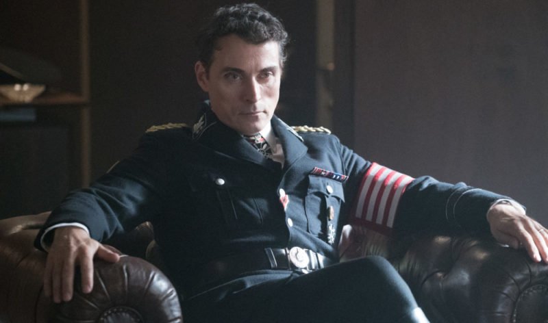 Rufus Sewell als Obergruppenführer Smith beginnt, die Nazi-Ideologie zu hinterfragen.