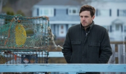 Lee, gespielt von Casey Affleck, schaut betrübt aufs Meer. Neben ihm gestapelte Fischreusen