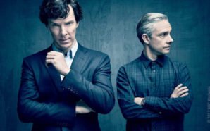 Sherlock Holmes und Dr Watson stehen vor einer grauen Steinwand