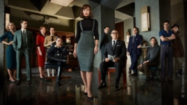 Der Cast von The Man in the High Castle Staffel 2 steht und sitzt in einem dunklen Nazi-Büro