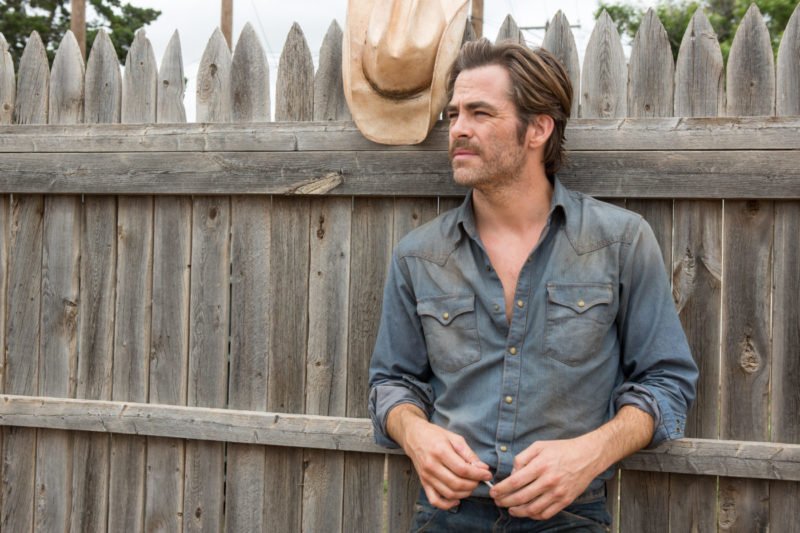 Chris Pine als Toby Howard angelehnt an einem Zaun in Hell or High Water