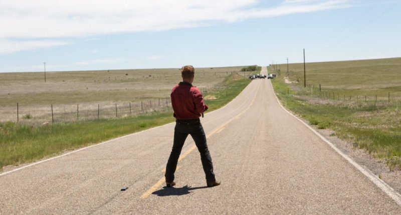 Ben Foster auf einem Highway mit einem Maschinengewehr in Hell or High Water