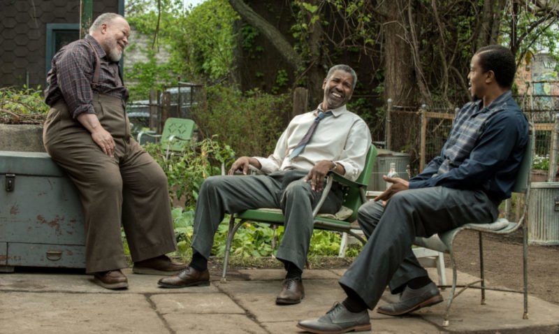 Troy (Denzel Washington), Bono (Stephen Henderson) und Lyons (Russell Hornsby) unterhalten sich im Vorgarten.