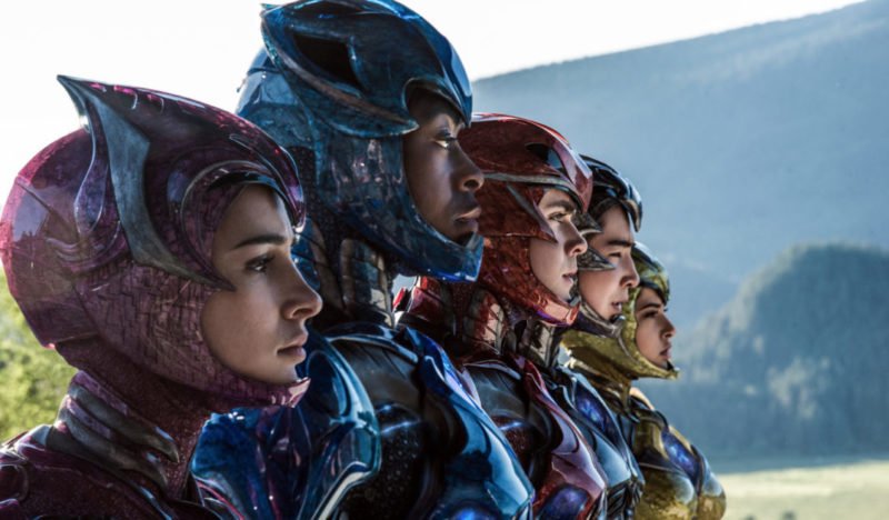 Die fünf Power Ranger in Seitenansicht.