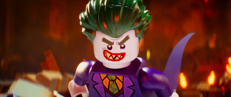 Die Lego-Figur Joker grinst bösartig in die Kamera im Film The Lego Batman Movie