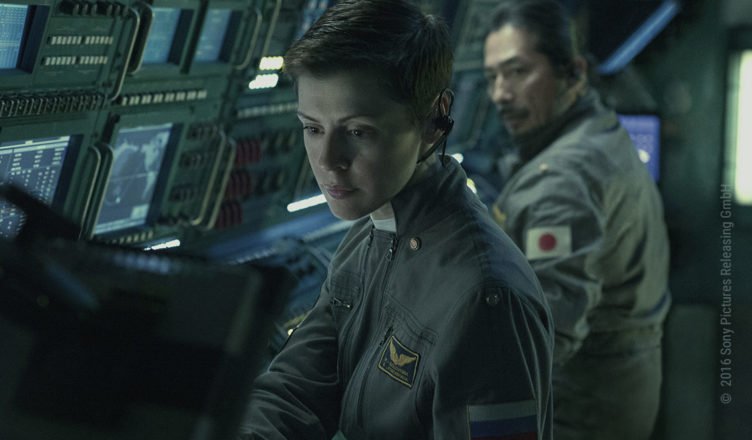 Die russische Kommandantin Ekaterina Golovkina (Olga Dihovichnaya) und der japanischen Flugingenieur Sho Murakami (Hiroyuki Sanada) sitzen an einem Kontrollpult in Life