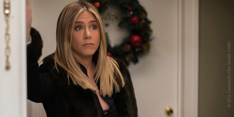 Jennifer Aniston schaut als Carol verdutzt in Office Christmas Party