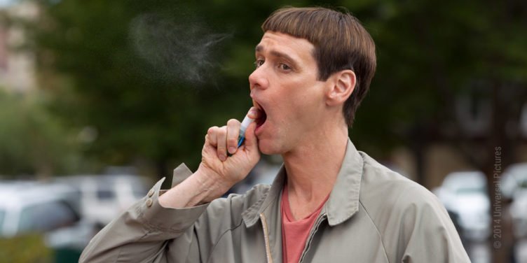 Jim Carrey hantiert mit einer Spraydose in seinem Mund herum in Dumm und Dümmer