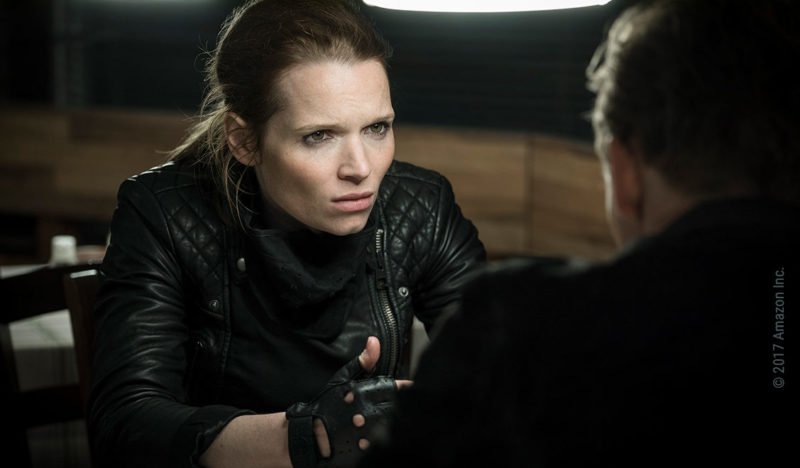 Karoline Herfurth trägt als Lena Arandt Lederjacke und Motorrad-Handschuhe in der ersten Staffel von You Are Wanted