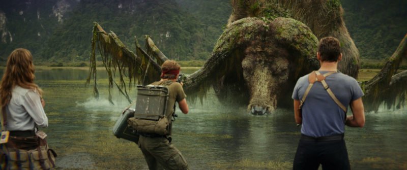 Ein riesiger Elch steigt aus dem Wasser in Kong: Skull Island