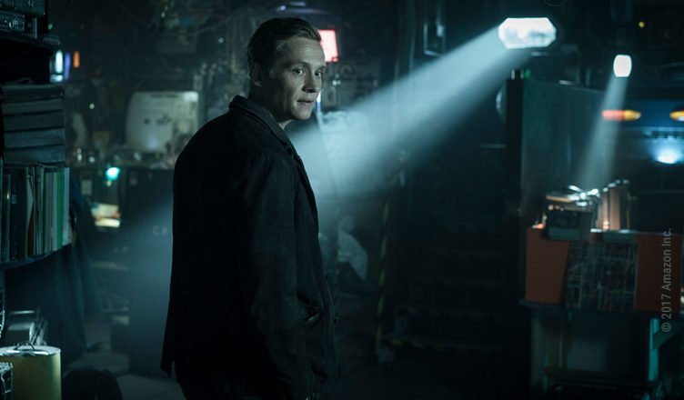 Matthias Schweighöfer in einem dunklen Keller in der ersten Staffel von You Are Wanted