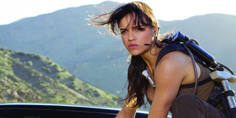 Michelle Rodriguez hockt als Letty auf der Kühlerhaube eines rasenden Autos in The Fast and The Furious