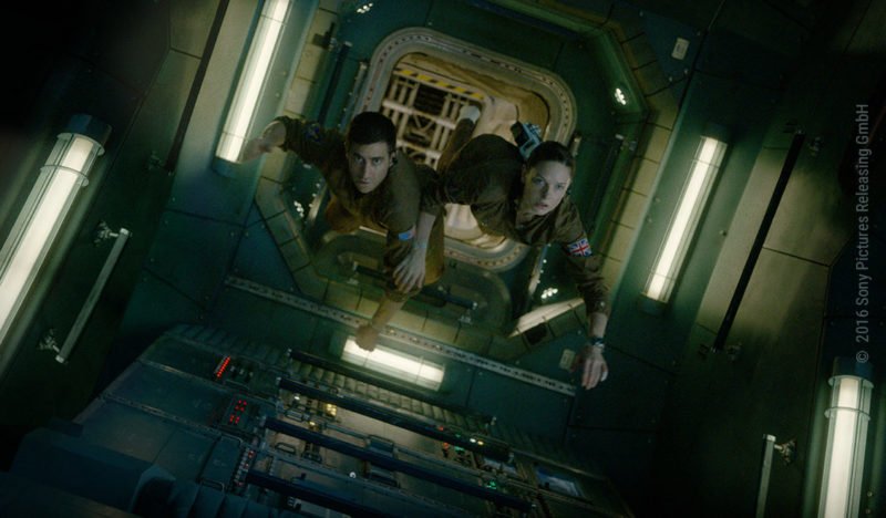 Miranda North (Rebecca Ferguson) und David Jordan (Jake Gyllenhaal) schweben nebeneinander durch die internationale Raumstation ISS.