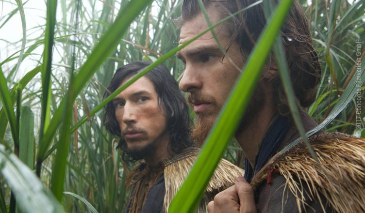 Pater Garpe (Adam Driver) und Pater Rodrigues (Andrew Garfield) verstecken sich in einem Feld