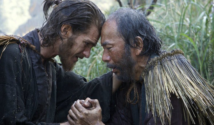 Pater Rodrigues (Andrew Garfield) kniet und spricht Mokichi (Shinya Tsukamoto) Mut zu.