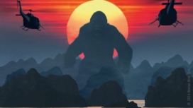 Kong steht vor einem roten Sonnenuntergang während zwei Helikopter ihn angreifen im Film Skull Island