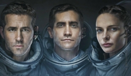 Ryan Reynolds, Jake Gyllenhaal und Rebecca Ferguson präsentieren sich auf dem Poster von Life in ihren Raumanzügen