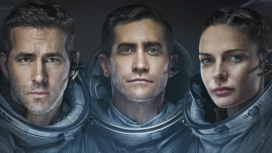Ryan Reynolds, Jake Gyllenhaal und Rebecca Ferguson präsentieren sich auf dem Poster von Life in ihren Raumanzügen